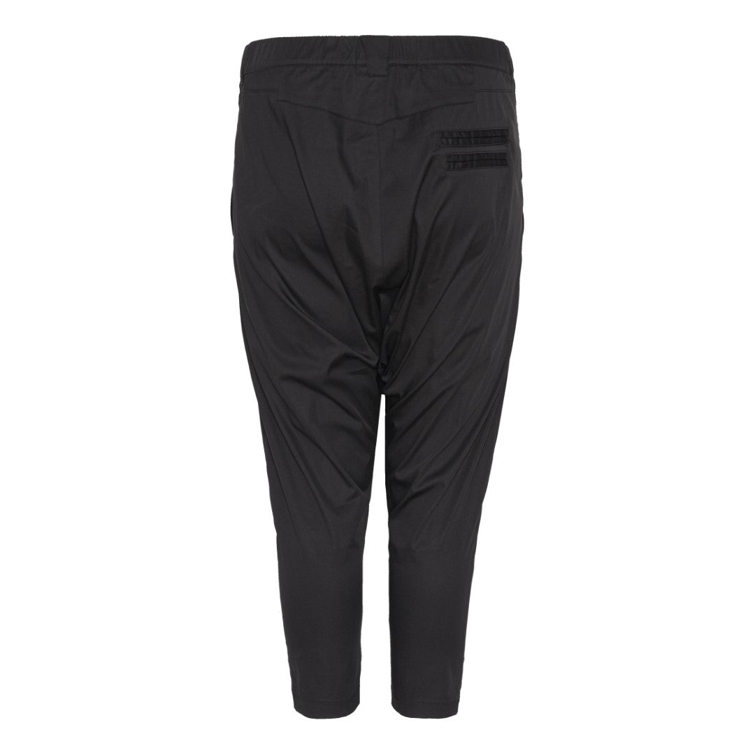 Baggy trousers with stretch.